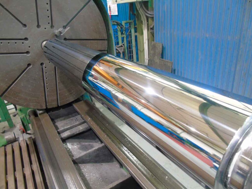 Mirror surface finishing on a steel roll at a VILA factory
